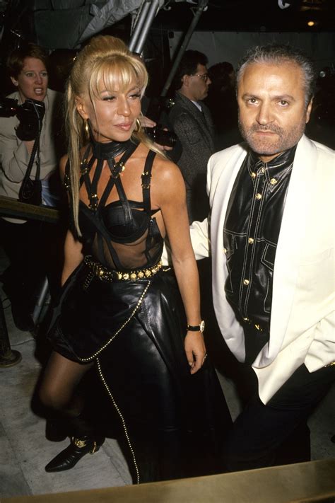 vestito donatella versace 1994 in passerella|Gianni Versace, abito da passerella con clip asimmetrica e senza .